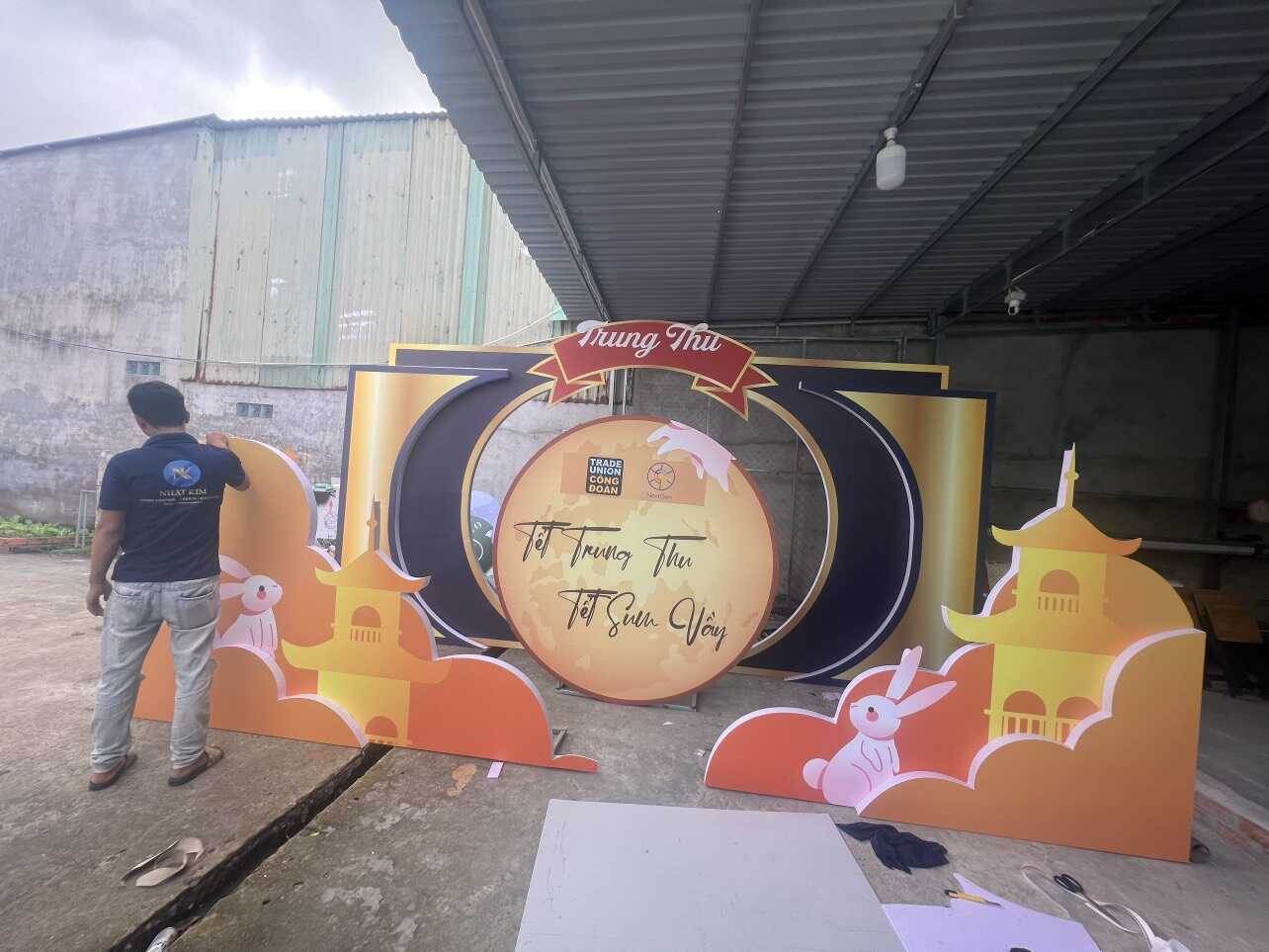Backdrop trang trí cửa hàng bánh trung thu
